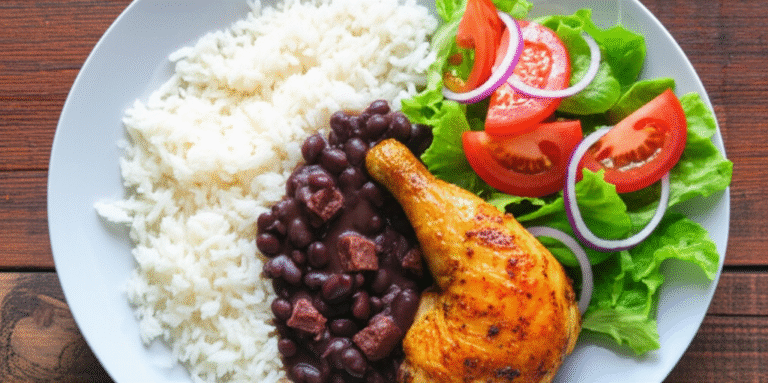 Receitas Simples e Deliciosas Prato de arroz, feijão, frango e salada.