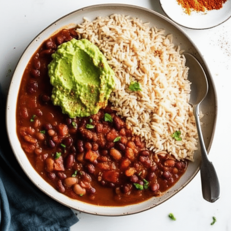Chili Vegano Delicioso Prato de chili vegano com arroz integral e guacamole.