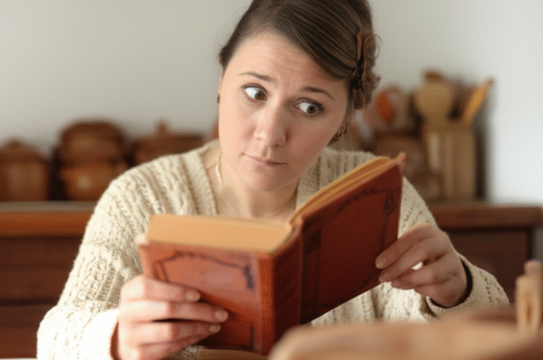 Explorando Livros de Receitas Antigos Mulher folheando um livro de receitas antigo