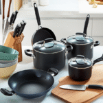 Utensílios de cozinha básicos dispostos em uma bancada.